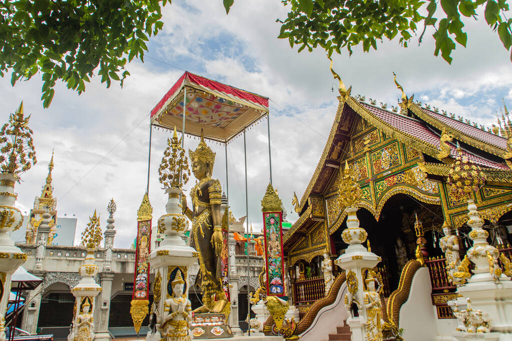 Gyönyörű művészet, vallási helyek és vallási tárgyak Mianmar keveredik Lanna stílus Wat Ming Muang buddhista templom, Chiang Rai, Thaiföld. Vegyes Lanna és Burmai művészetek. - Fotó, kép