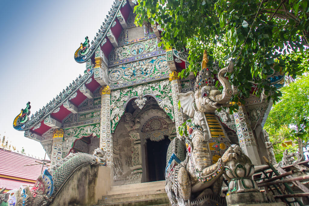 Schöne Kunst, religiöse Stätten und religiöse Objekte in Myanmar vermischt mit Lanna-Stil im buddhistischen Tempel Wat Ming Muang, Chiang Rai, Thailand. Gemischte Lanna und burmesische Kunst. - Foto, Bild