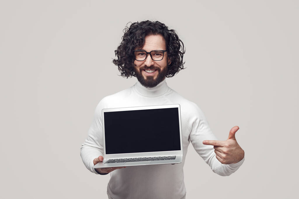 heureux barbu gars montrant ordinateur portable - Photo, image