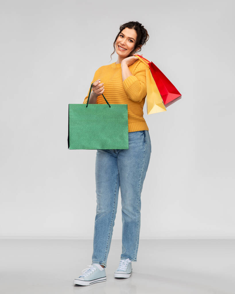 boldog mosolygós fiatal nő bevásárló táskák - Fotó, kép