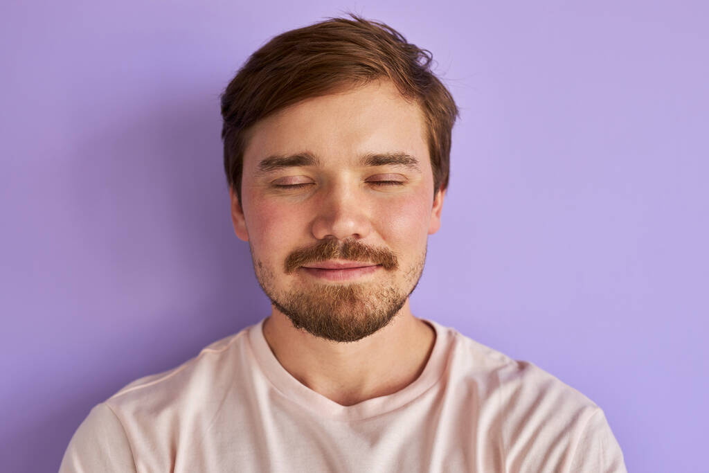 Человек сохраняет спокойствие с закрытыми глазами, изолированные
 - Фото, изображение