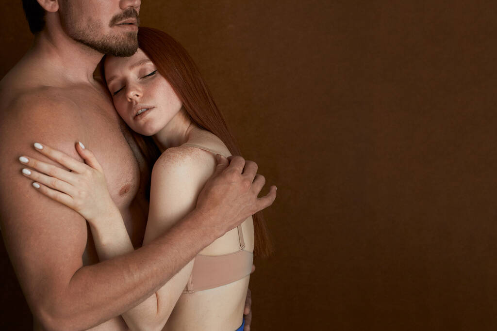 romantický nahý pár izolovaný ve studiu - Fotografie, Obrázek