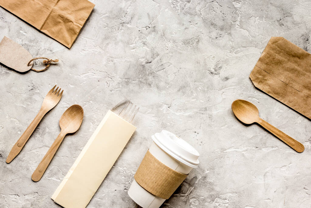 papieren zakken voor voedsellevering restourant stenen tafel achtergrond bovenaanzicht mockup - Foto, afbeelding