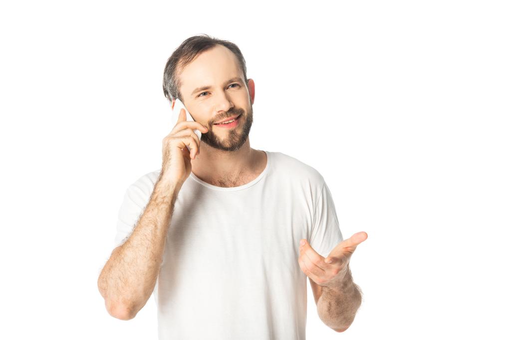 uśmiechnięty mężczyzna rozmawiający na smartfonie i gestykulujący odizolowany na białym - Zdjęcie, obraz