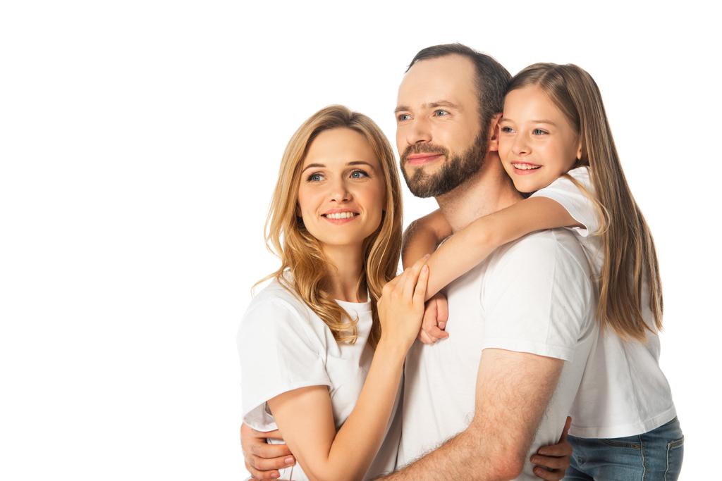 onnellinen perhe valkoisissa t-paidoissa, jotka syleilevät eristyksissä valkoisella - Valokuva, kuva