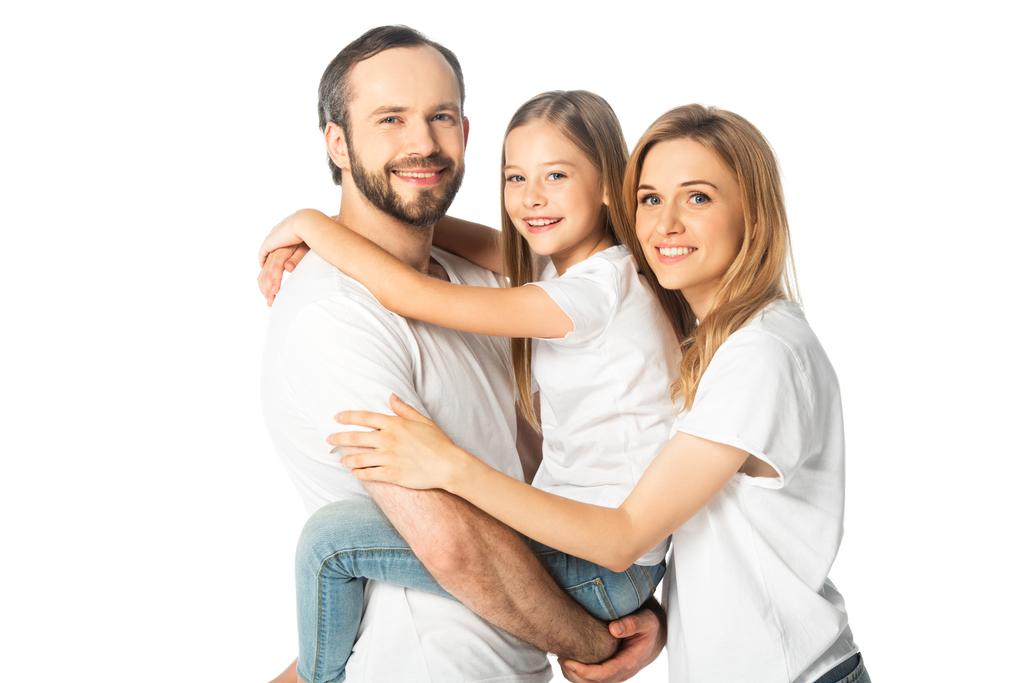 счастливая семья в белых футболках обнимает изолированных на белом - Фото, изображение