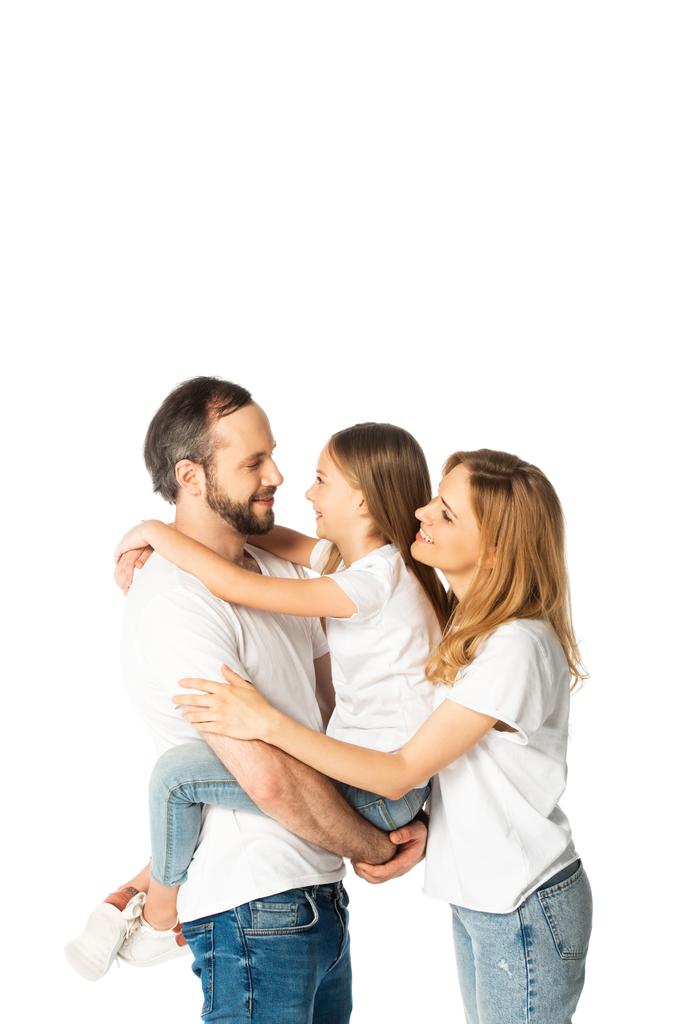 hymyilevä perhe valkoisissa t-paidoissa halaamassa eristyksissä valkoisella - Valokuva, kuva