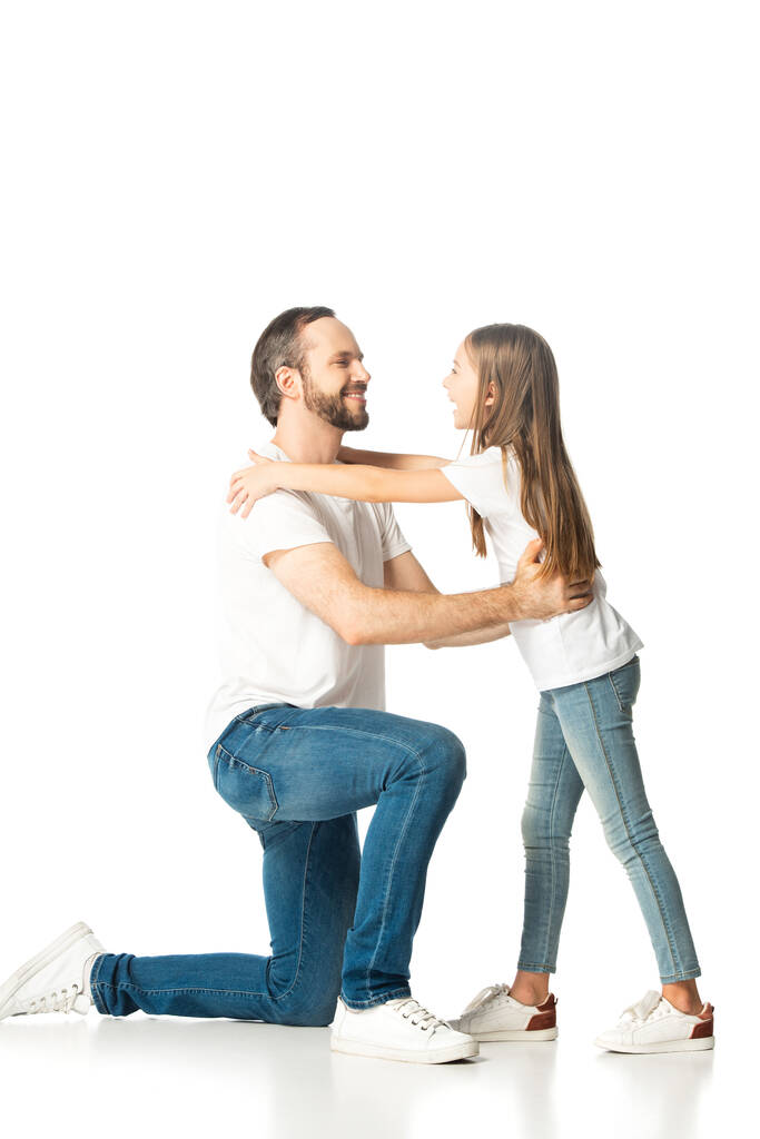 boczny widok ojca przytulanie szczęśliwy córka odizolowany na biały - Zdjęcie, obraz