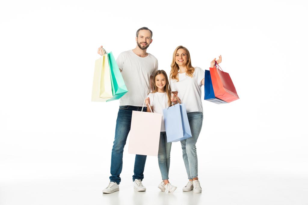 veselá rodina s barevné nákupní tašky izolované na bílém - Fotografie, Obrázek