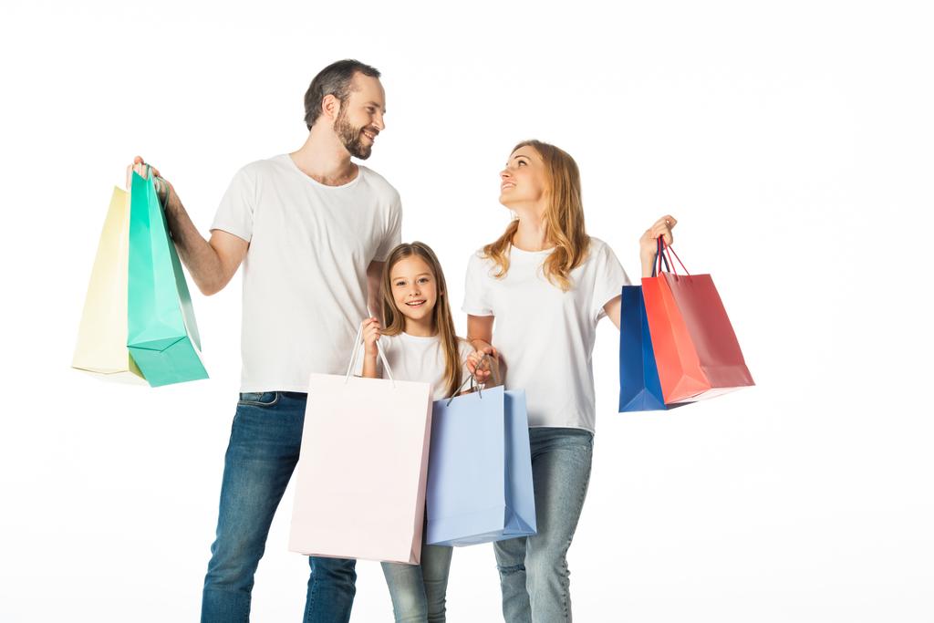 Renkli alışveriş torbaları beyaz üzerine izole edilmiş neşeli bir aile - Fotoğraf, Görsel