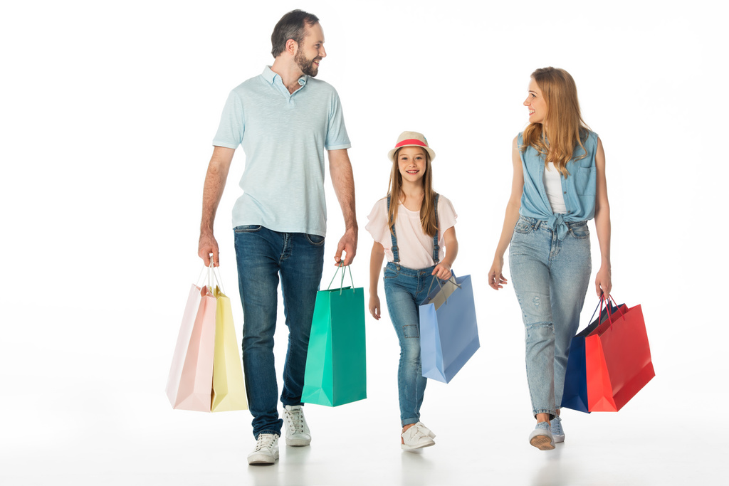 família feliz andando com sacos de compras coloridos isolados no branco
 - Foto, Imagem
