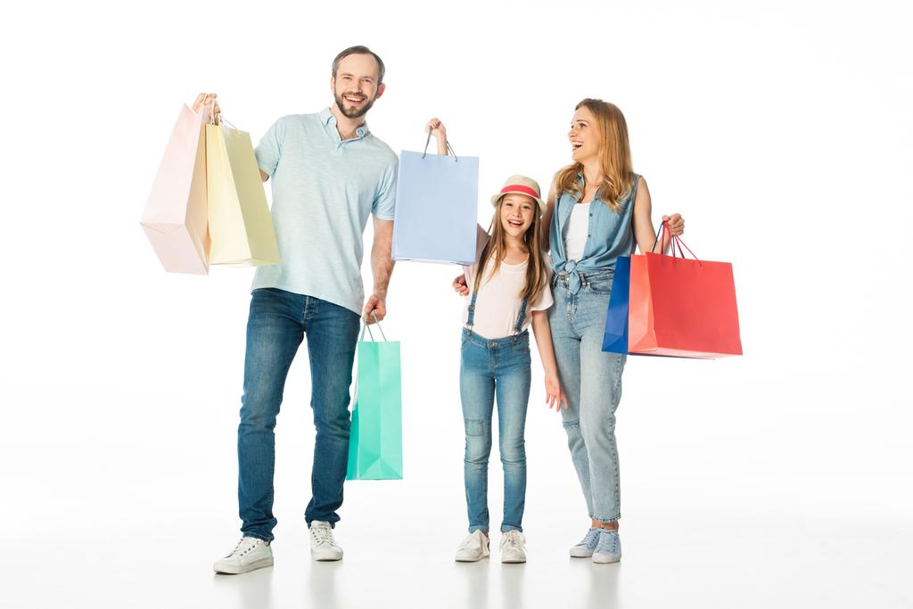 szczęśliwa rodzina z kolorowymi torbami na zakupy izolowane na białym - Zdjęcie, obraz