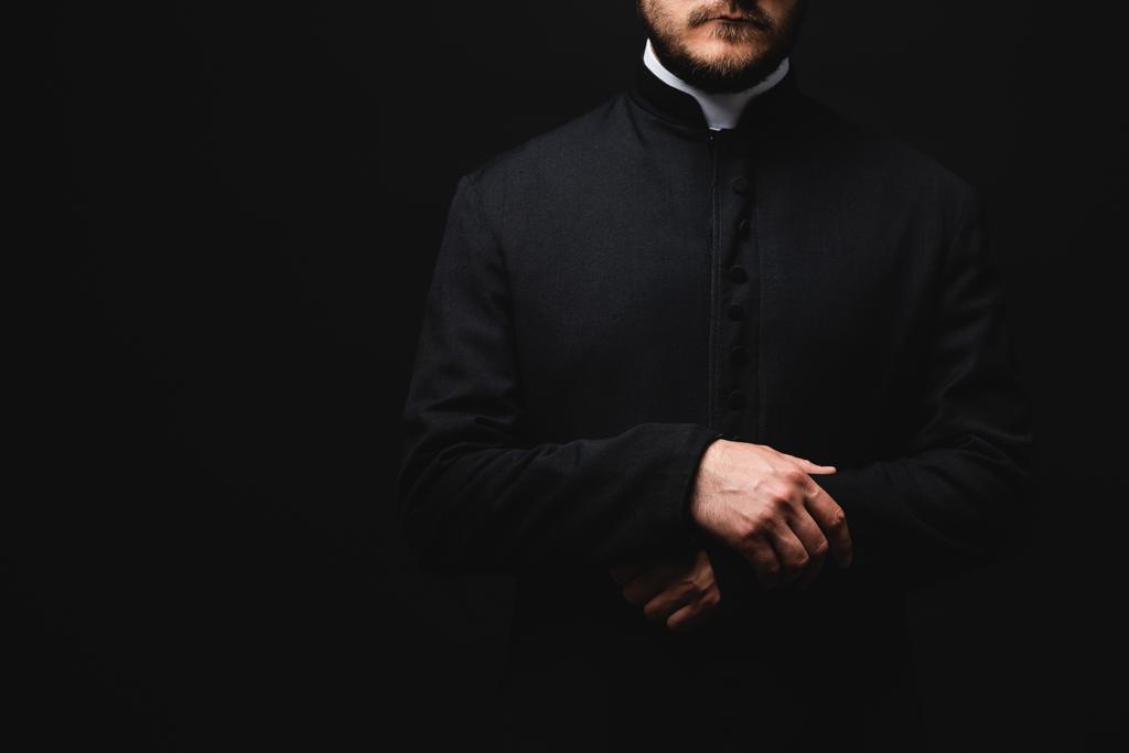 Siyahların üzerinde yalnız duran rahibin kırpılmış görüntüsü  - Fotoğraf, Görsel