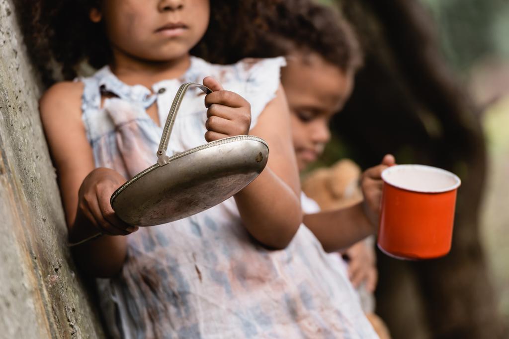 Селективное внимание бедных африканских американских детей, просящих милостыню на городской улице  - Фото, изображение