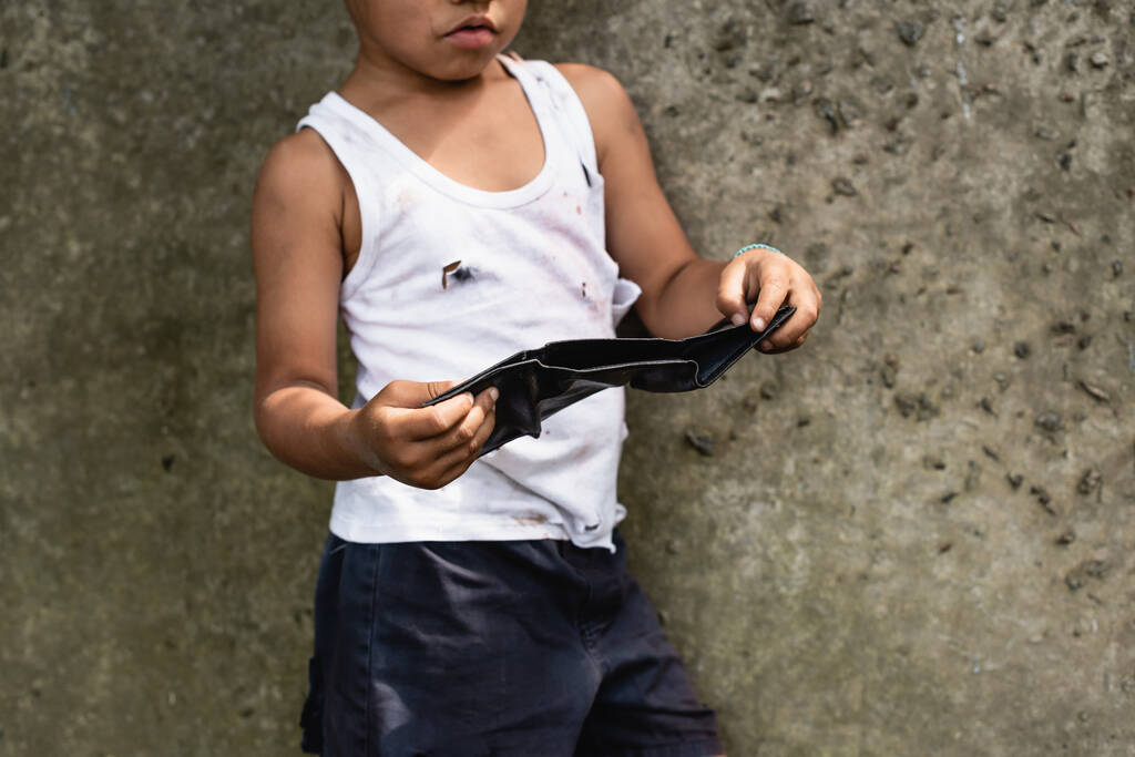 Vista cortada da criança americana africana mendigo segurando carteira perto de parede de concreto na rua urbana
  - Foto, Imagem