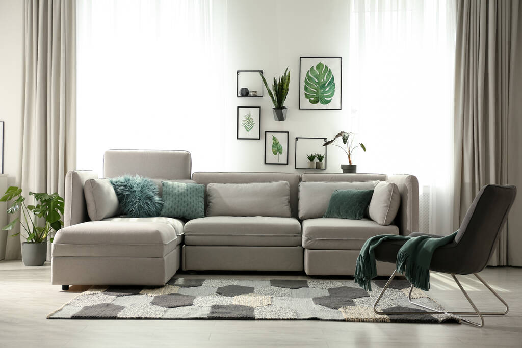 Комфортний великий диван у світлій кімнаті. Дизайн інтер'єру
 - Фото, зображення