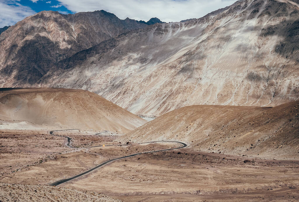 インド北部ヌブラバレーの山岳道路 - 写真・画像