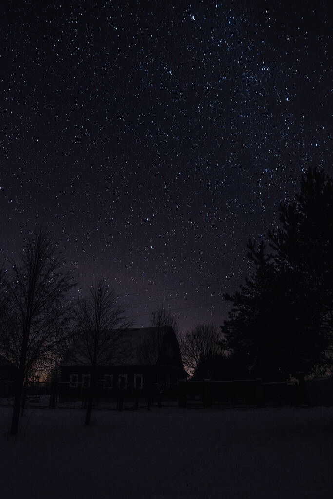 Casas de dormir en el pueblo en una noche helada y estrellada en Rusia
 - Foto, Imagen