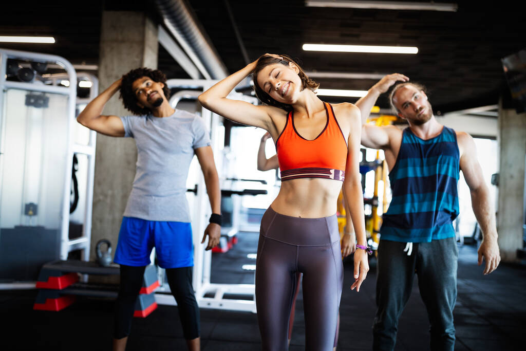 Happy fit osób ćwiczących, ćwiczących na siłowni, aby pozostać zdrowi razem - Zdjęcie, obraz