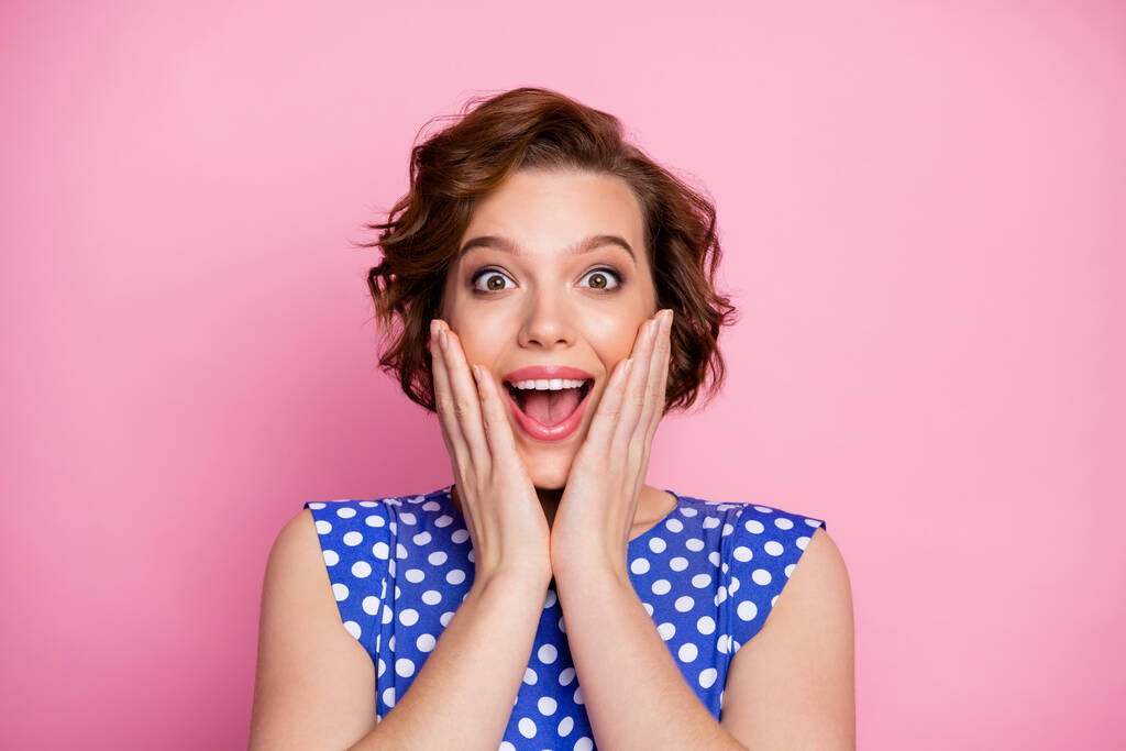 Nahaufnahme Porträt von ihr sie schön attraktiv hübsch überglücklich fröhlich fröhlich braunhaarige Mädchen tolle Neuigkeiten Reaktion isoliert über rosa Pastellfarbe Hintergrund - Foto, Bild
