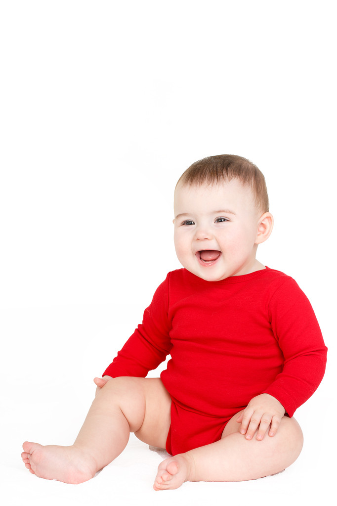 Portret van een meisje van de baby gelukkig schattige baby kind lin rood zitten gelukkig lachend op een witte achtergrond - Foto, afbeelding
