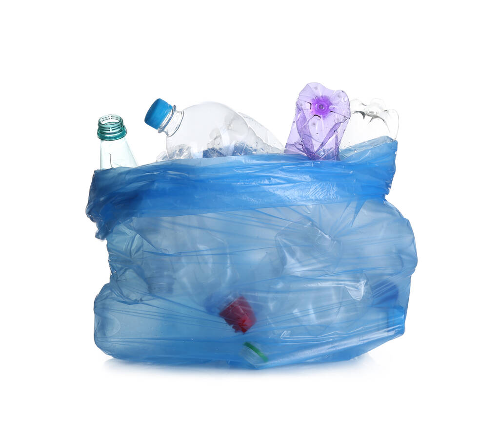 Blaue Tüte mit gebrauchten Flaschen isoliert auf weiß. Kunststoffrecycling - Foto, Bild
