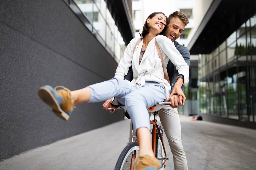 Lähikuva rakastava pari ratsastus pyörä ja hauskaa kaupungissa - Valokuva, kuva