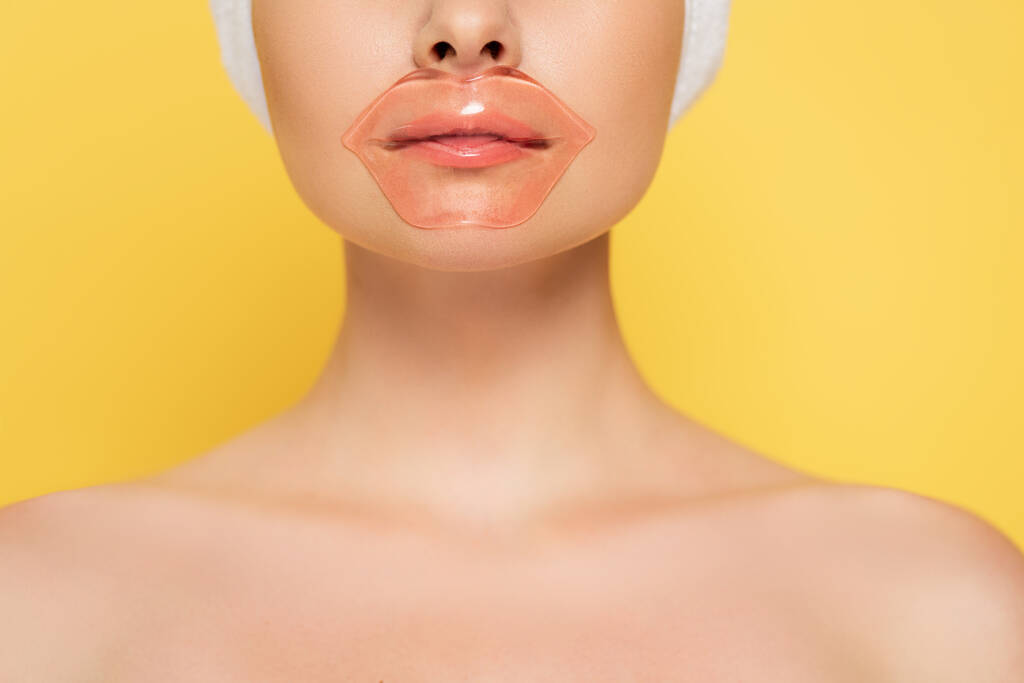 обрізаний вид красивої гола жінка з плямою губ ізольовані на жовтому
 - Фото, зображення