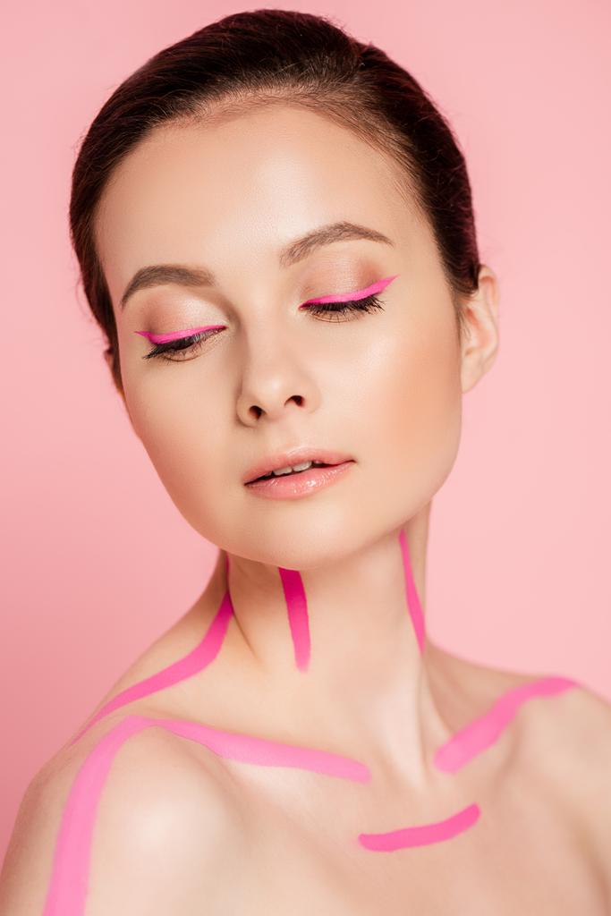 γυμνή όμορφη γυναίκα με ροζ γραμμές στο σώμα απομονωμένη σε ροζ - Φωτογραφία, εικόνα