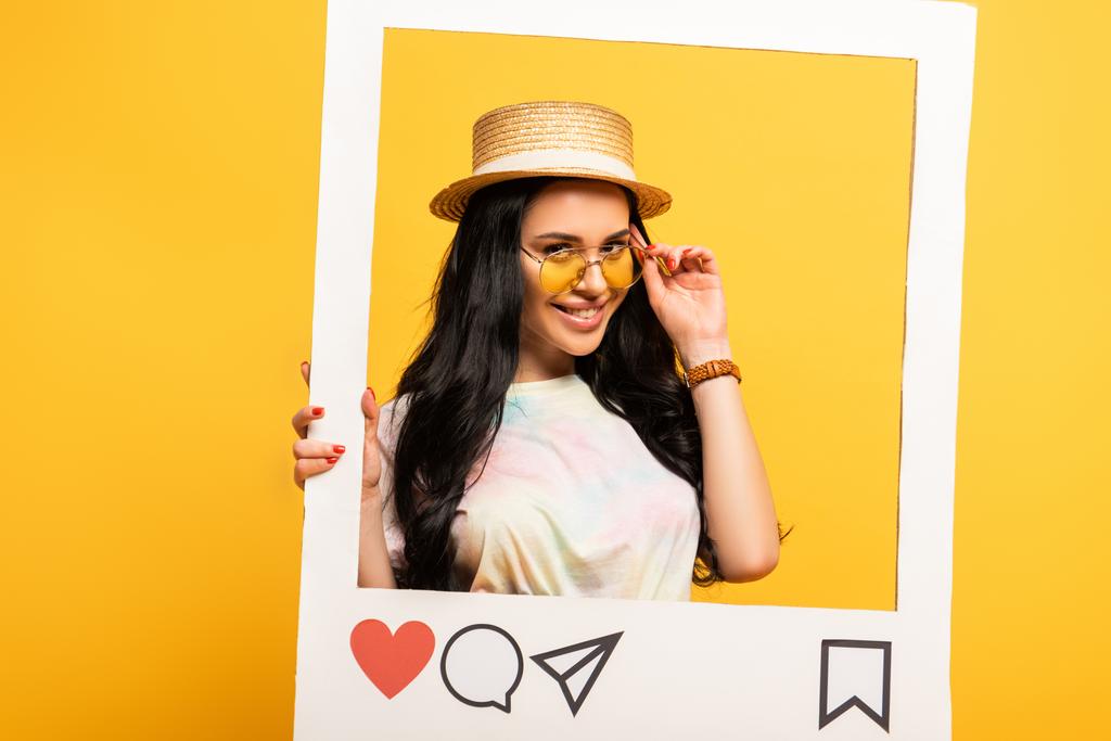 sonriente chica morena en traje de verano posando en marco de red social sobre fondo amarillo
 - Foto, imagen