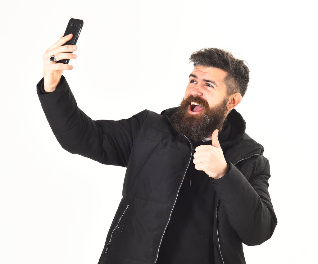 Usmívající se veselý hezký stylový vousatý chlap se selfie foto - Fotografie, Obrázek
