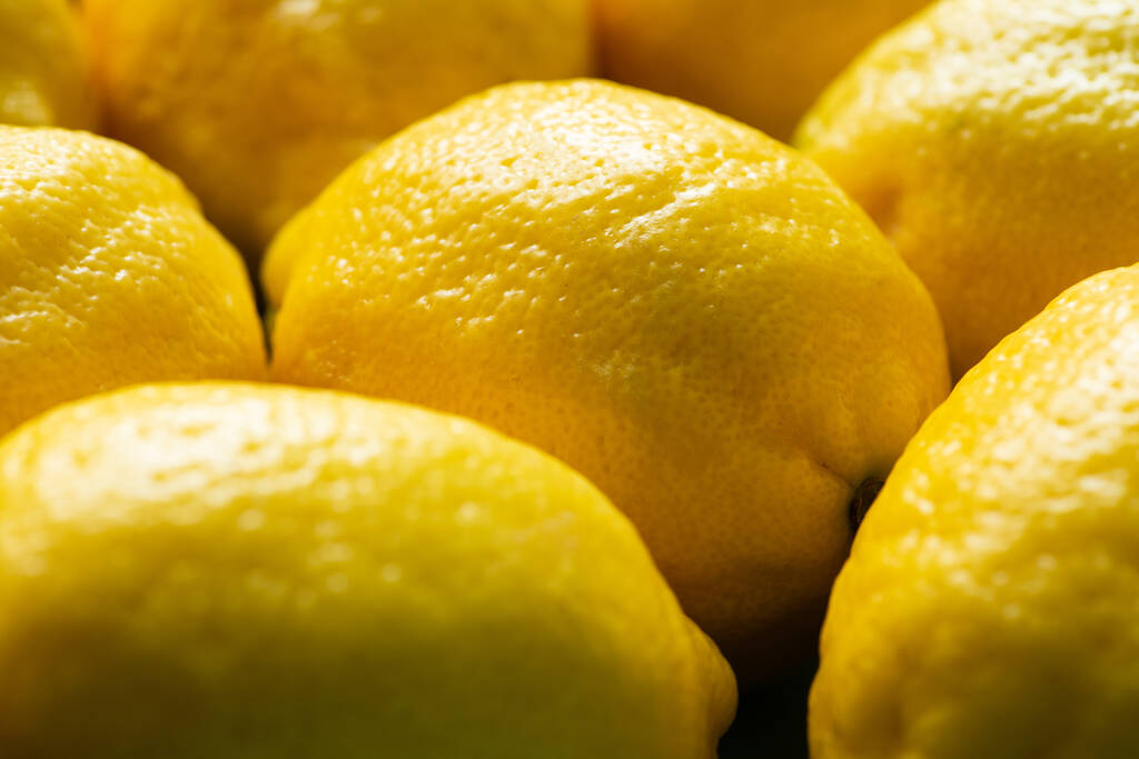 zblízka pohled na zralé žluté čerstvé citrony - Fotografie, Obrázek