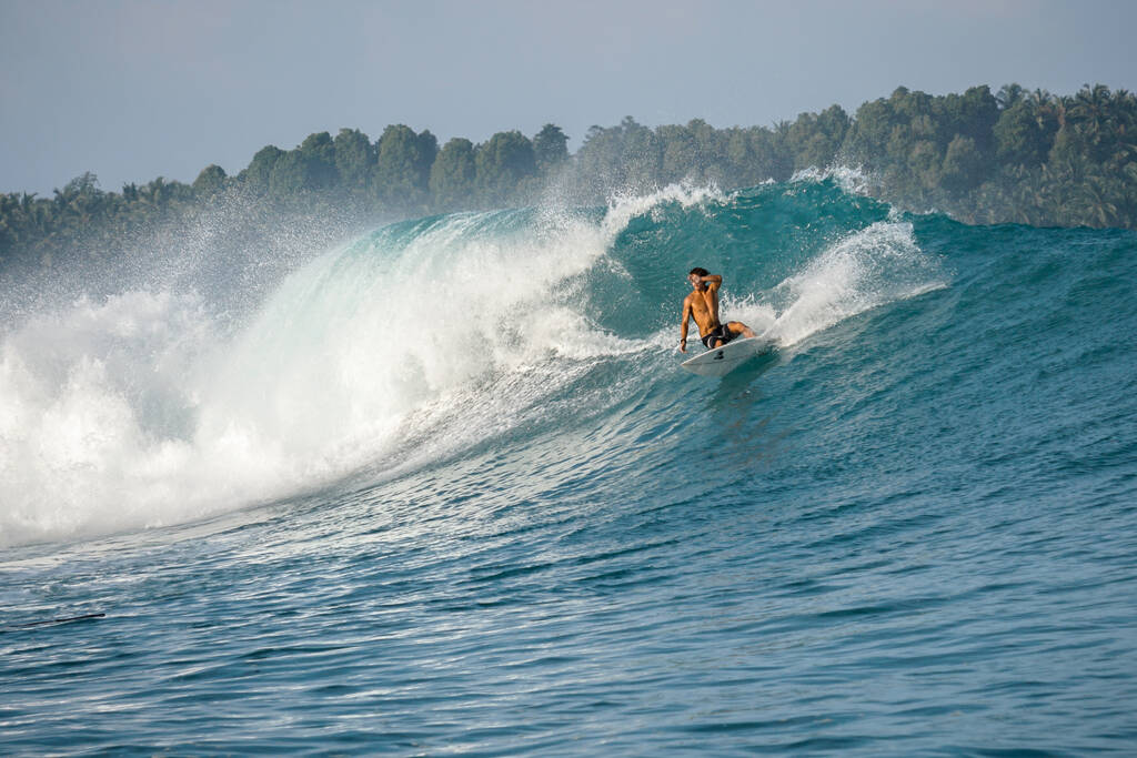 Surfista sulla perfetta onda blu tubo grande, linea vuota, perfetto per il surf, acqua pulita, Oceano Indiano nelle isole Mentawai, spot EBay - Foto, immagini