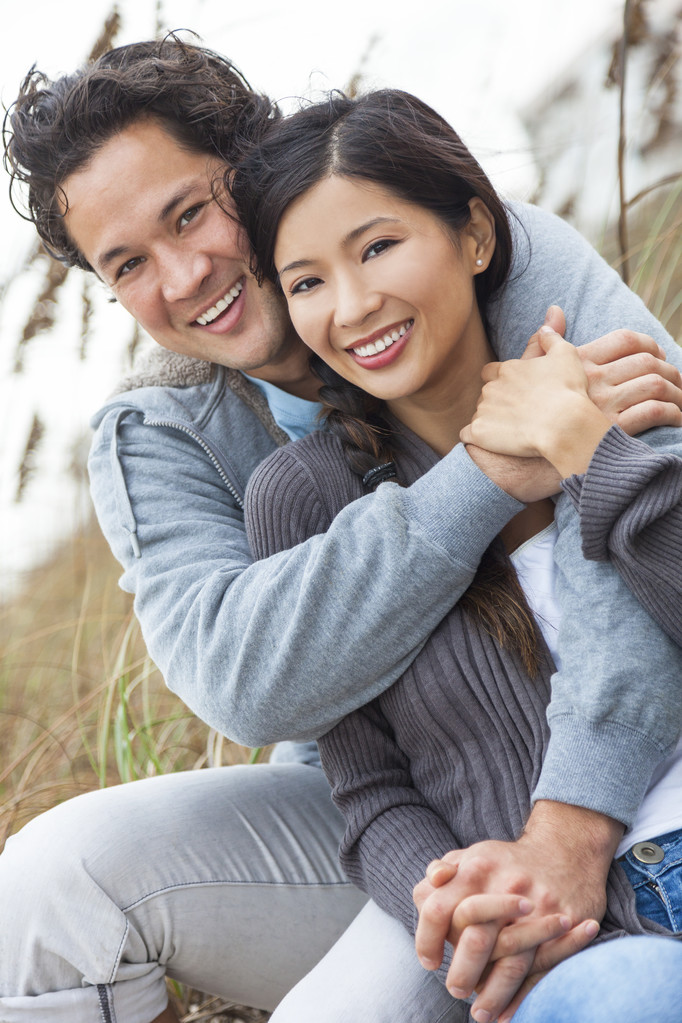 Aziatische romantisch paar op strand duinen - Foto, afbeelding