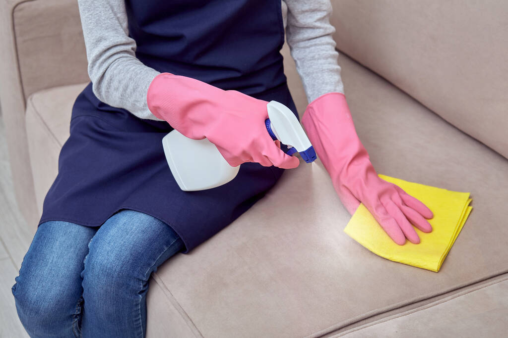 Evdeki kimyasallarla mobilyaları temizlemek. Eldivenli kız. - Fotoğraf, Görsel