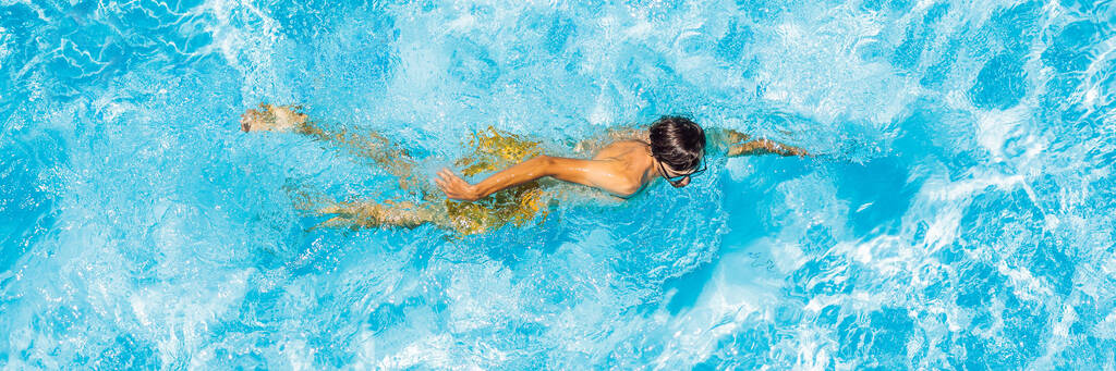 Jeune homme nage dans la piscine, vacances d'été concept BANNER, LONG FORMAT - Photo, image