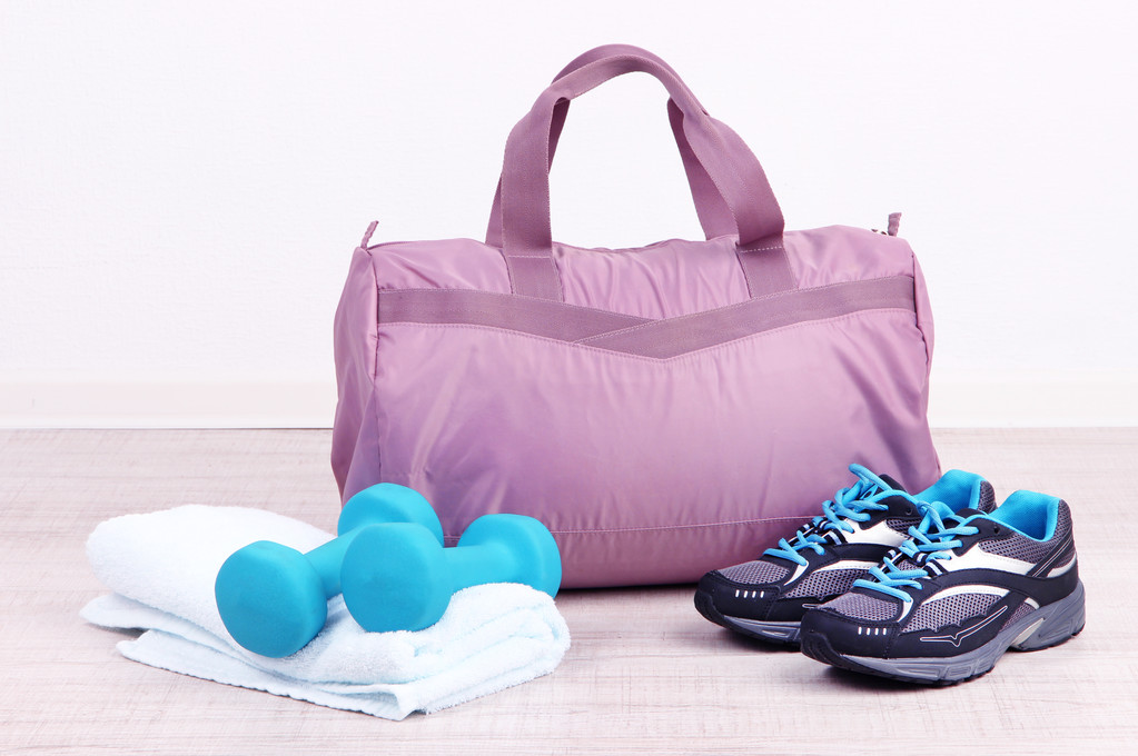 sportovní taška s sportovního vybavení v tělocvičně - Fotografie, Obrázek