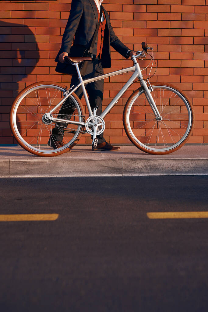 Obilí podnikatel s kole chůze na chodníku - Fotografie, Obrázek