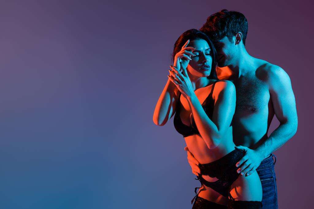 izmos férfi megható csábító nő fehérnemű és harisnya lila  - Fotó, kép