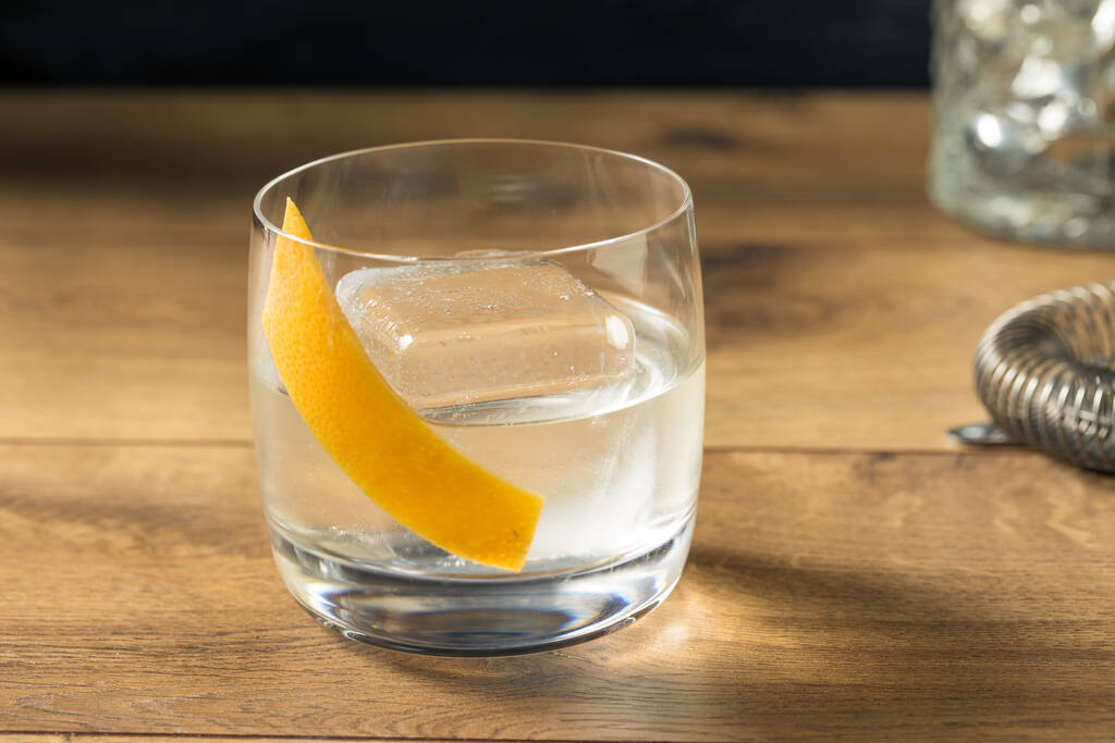 Verfrissende Boozy White Negronic Cocktail met Citrus Garnish - Foto, afbeelding