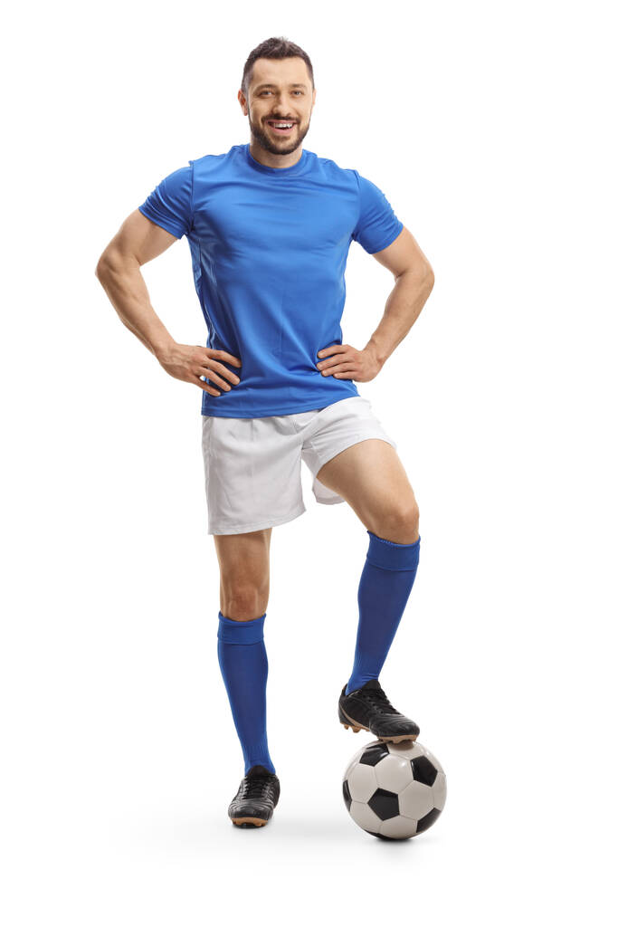 Retrato completo de un futbolista alegre posando con una pelota aislada sobre fondo blanco
 - Foto, Imagen