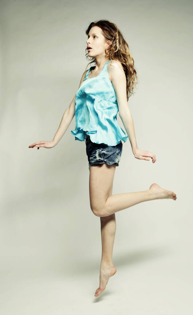 módní model skáče ve studiu - Fotografie, Obrázek