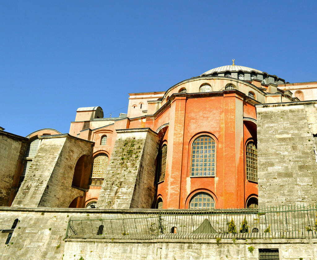 Η εκκλησία της Αγίας Σοφίας πρωτότυπη Η εκκλησία της Αγίας Σοφίας, είναι η μεγαλύτερη βυζαντινή εκκλησία, επίσης πρώην οθωμανικό τζαμί στην Κωνσταντινούπολη. Πλευρική προβολή του αρχικού και των προστιθέμενων τμημάτων του κτιρίου.  - Φωτογραφία, εικόνα