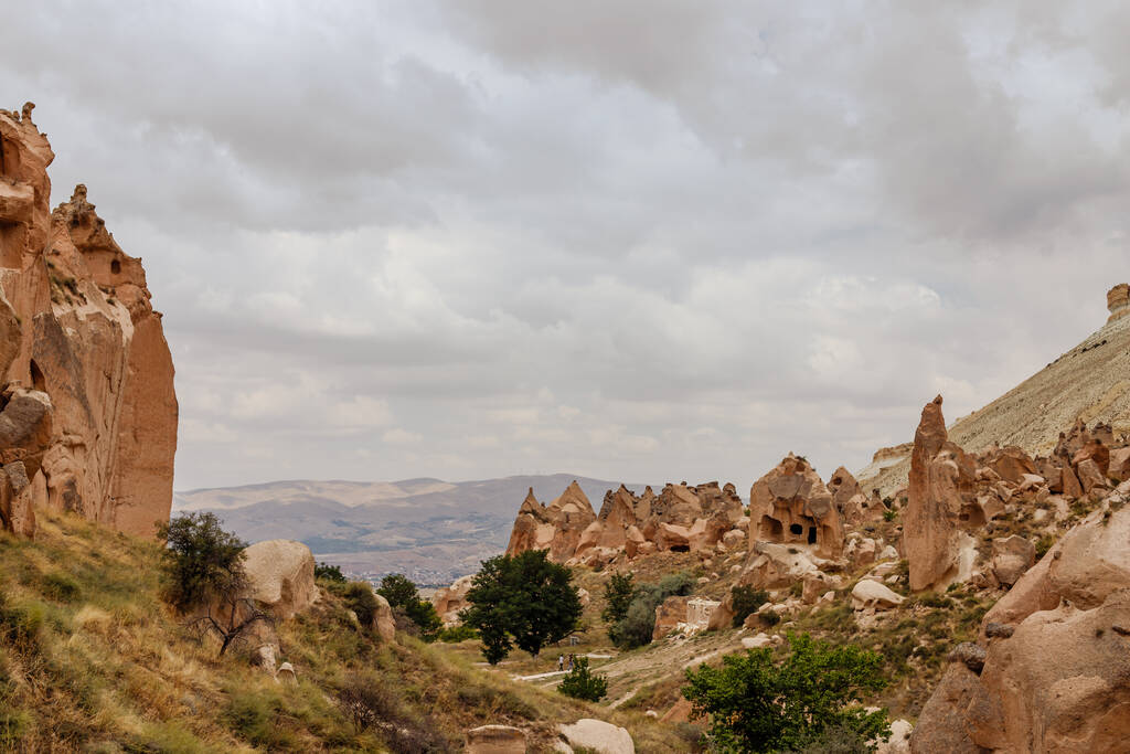 Goreme, Cappadocië, Turkije 23 augustus 2019: Rotsklooster in Zelve. Zelve openluchtmuseum. Cappadocië Aarde Piramides. Toerisme - Foto, afbeelding