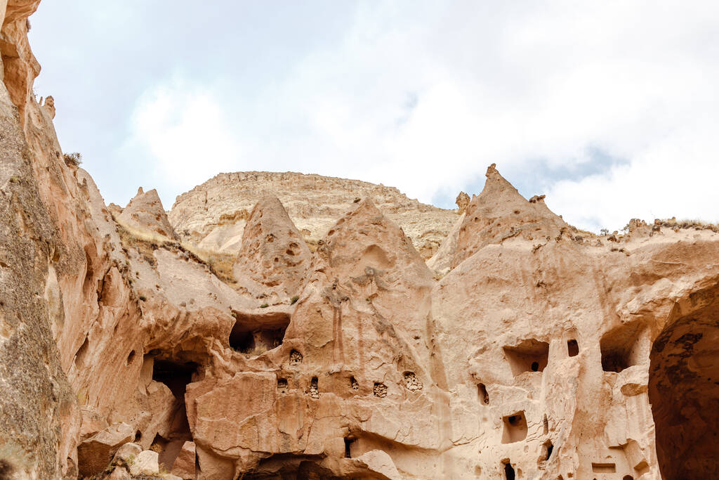Goreme, Cappadocia, Turkey 23 Αυγούστου 2019: Ροκ μοναστήρι στο Zelve. Zelve υπαίθριο μουσείο. Πυραμίδες της Καππαδοκίας. Έννοια τουρισμού - Φωτογραφία, εικόνα