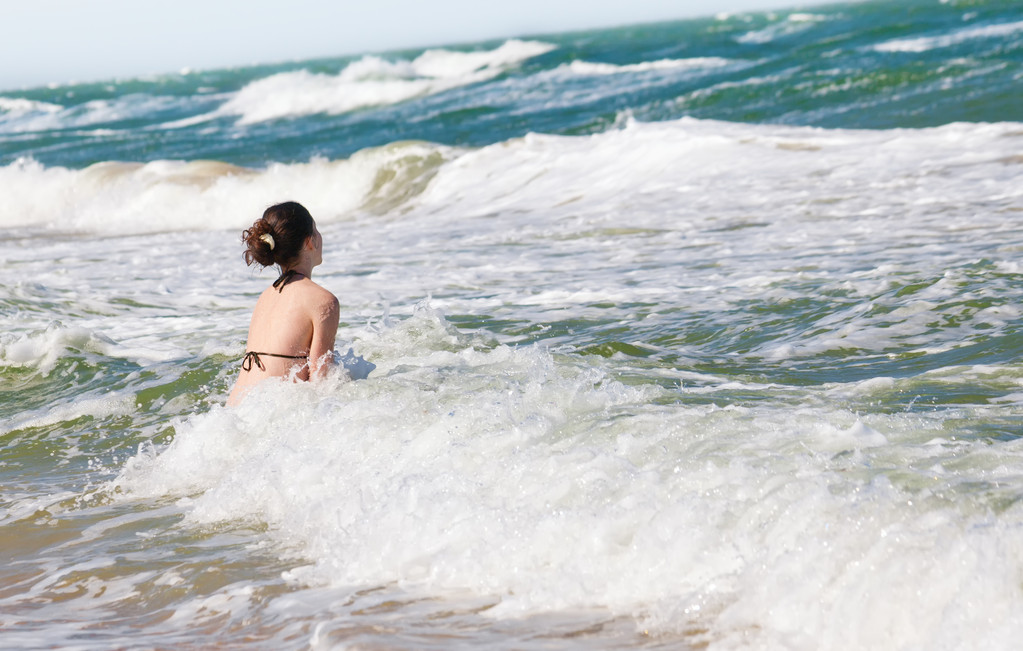 Fille heureuse éclaboussant dans les vagues
 - Photo, image