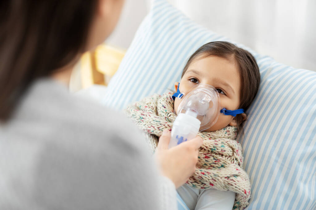 madre e hija enferma con máscara de oxígeno en la cama - Foto, imagen