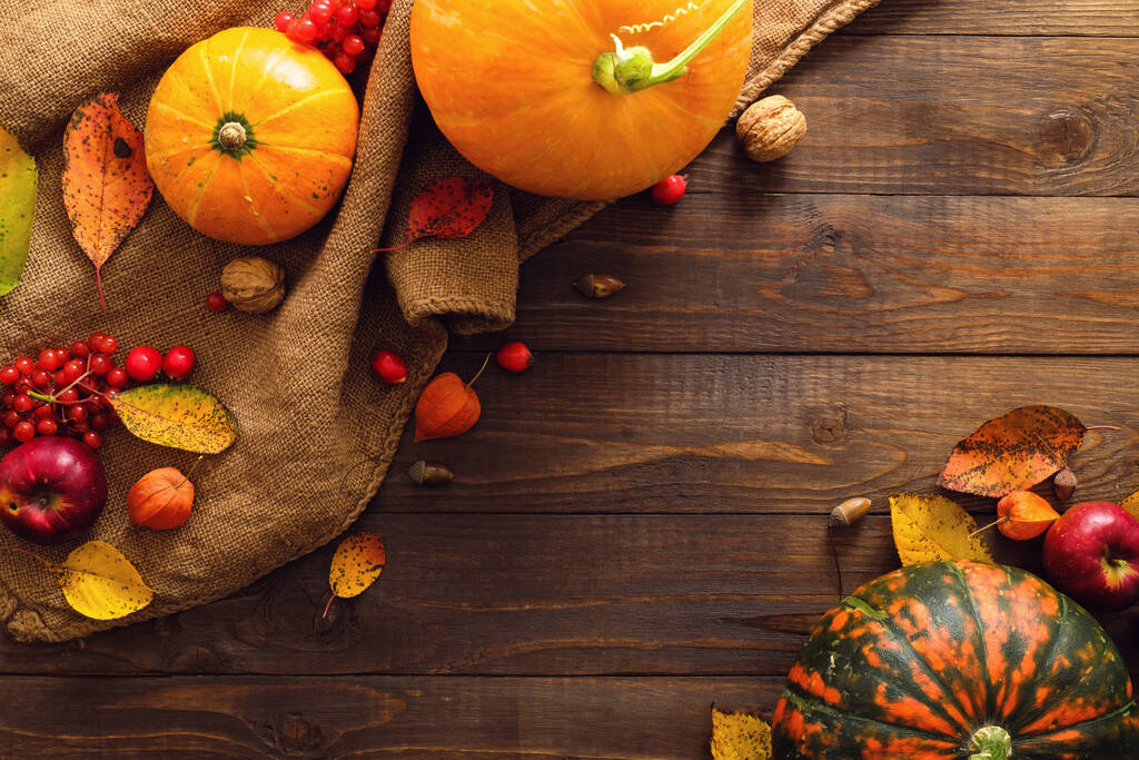 Boldog Hálaadást! Őszi kompozíció érett narancs tökkel, lehullott levelekkel, száraz virágokkal rusztikus fa asztalon. Lapos fekvés, felülnézet, másolás. - Fotó, kép