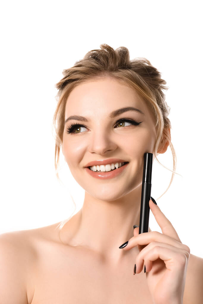 sorrindo nu bela mulher loira com maquiagem e unhas pretas segurando rímel isolado no branco
 - Foto, Imagem