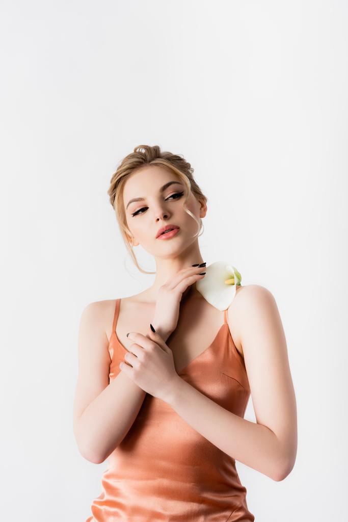 елегантна красива блондинка тримає квітку кали на плечі ізольовано на білому
 - Фото, зображення